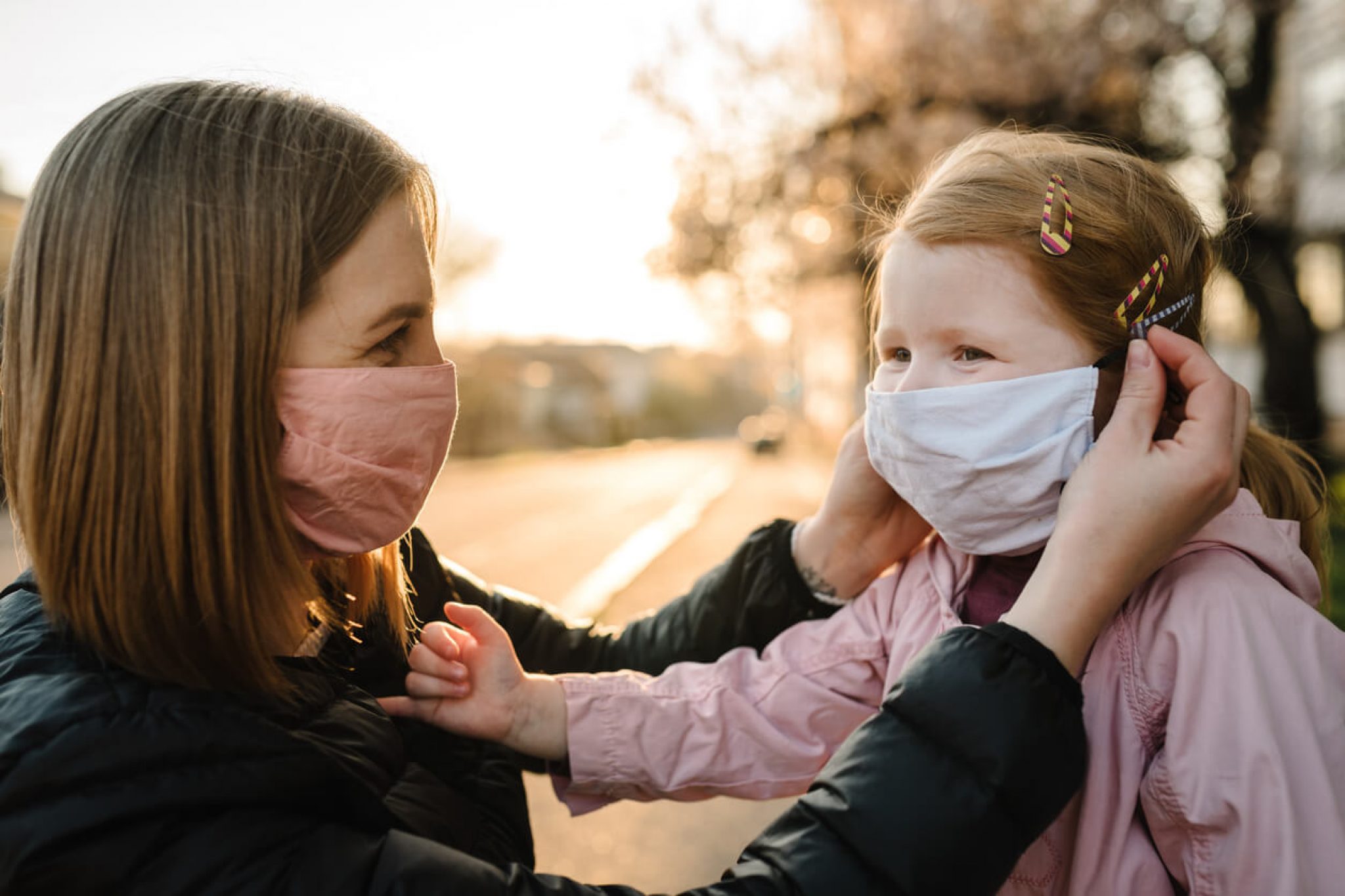 Зачем одевать маску. Маски для детей. Rebonok v Maske. Дети в масках медицинских. Мама в медицинской маске с ребенком.